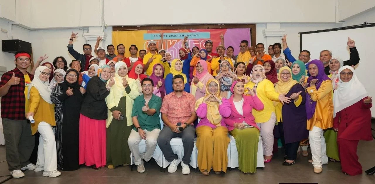 Foto berkumpulan komuniti BNI Sukses dalam pakaian berwarna-warni