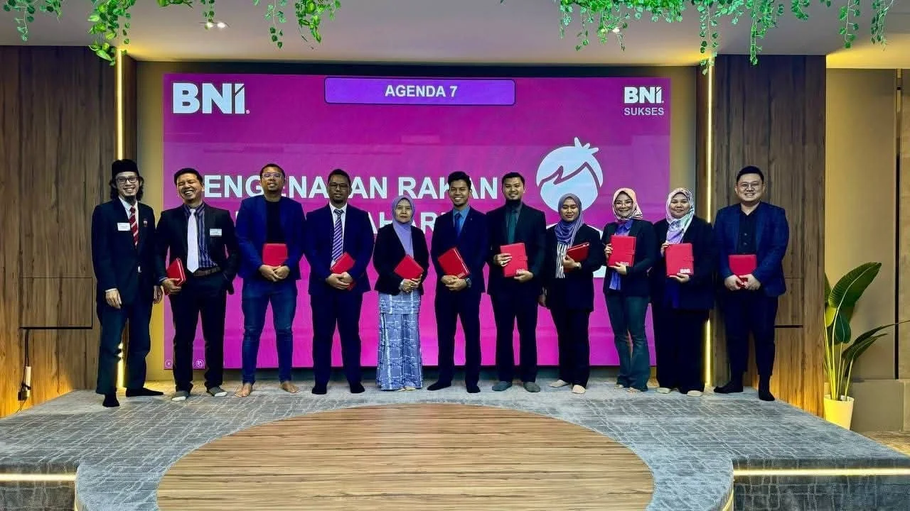 Foto berkumpulan di pentas acara BNI