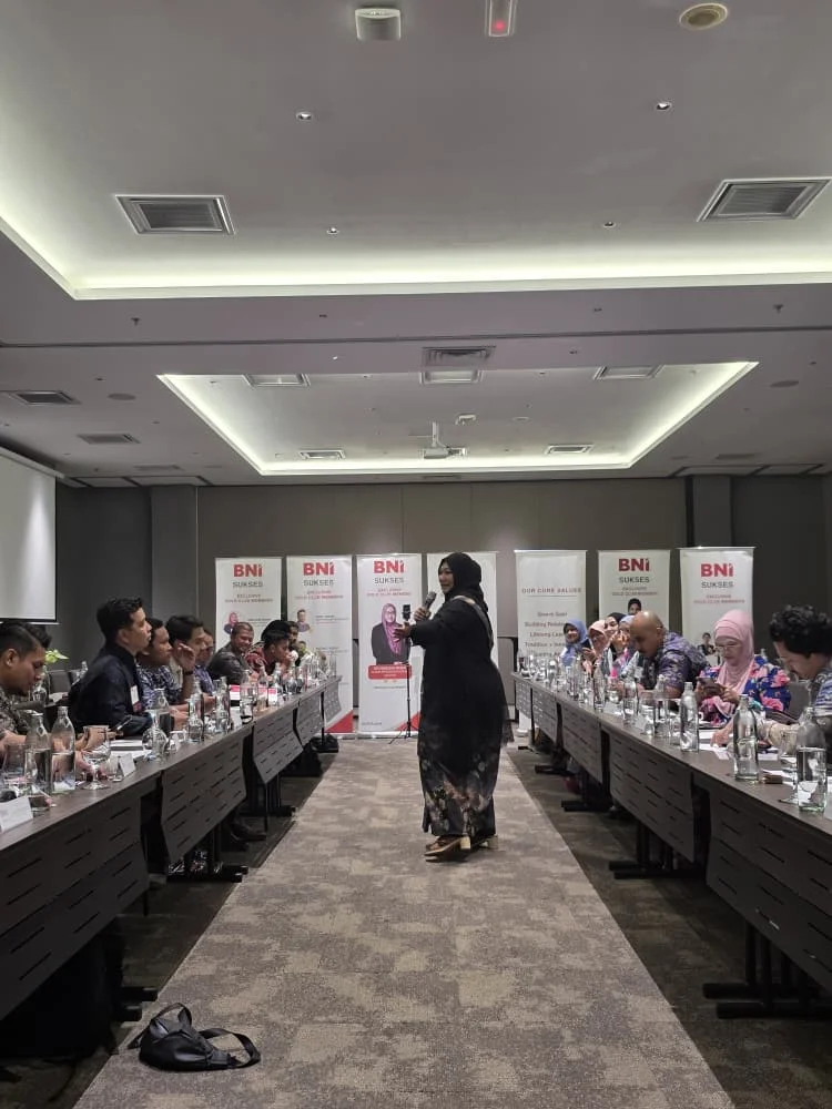 Peserta berkongsi di hadapan ruang mesyuarat