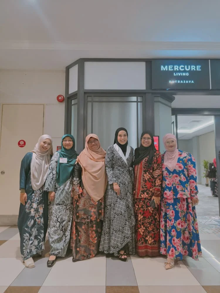 Peserta bergambar di luar bangunan