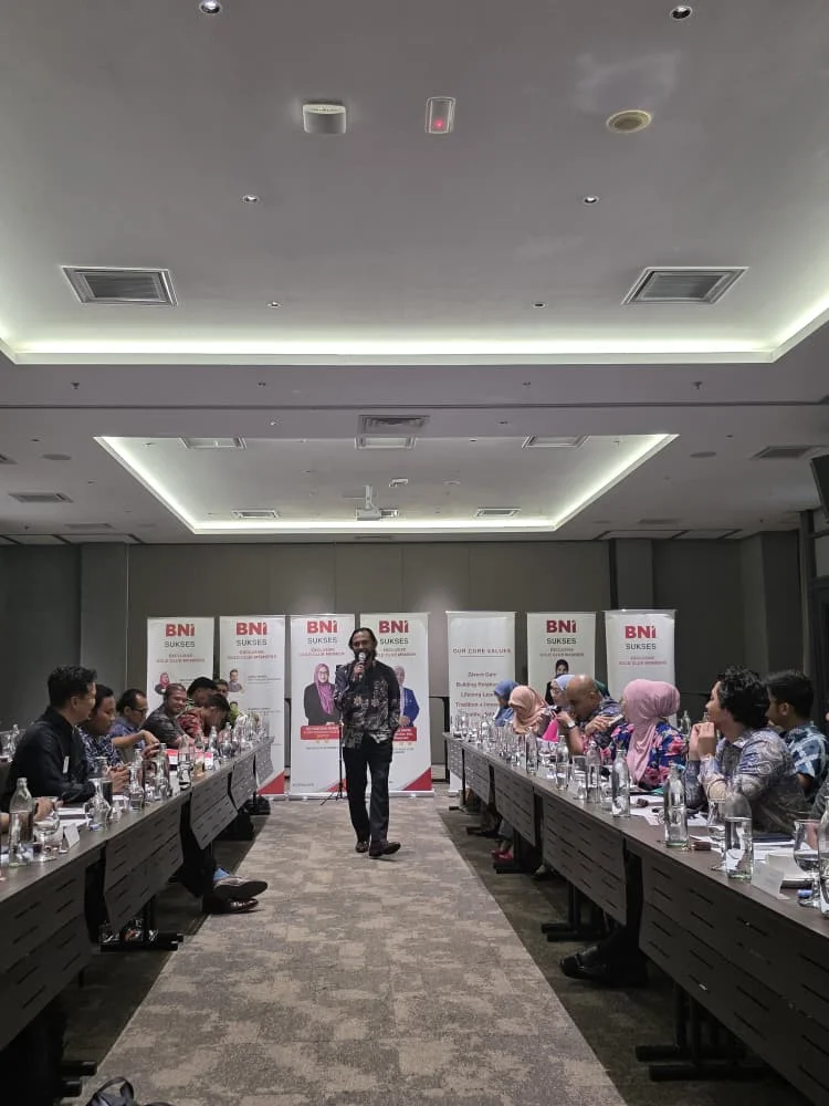 Sesi perkongsian di tengah ruang mesyuarat