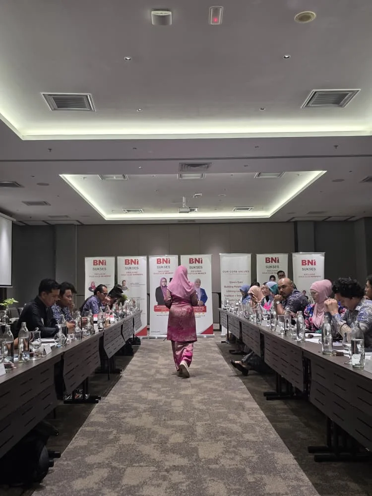 Peserta wanita memberi pembentangan