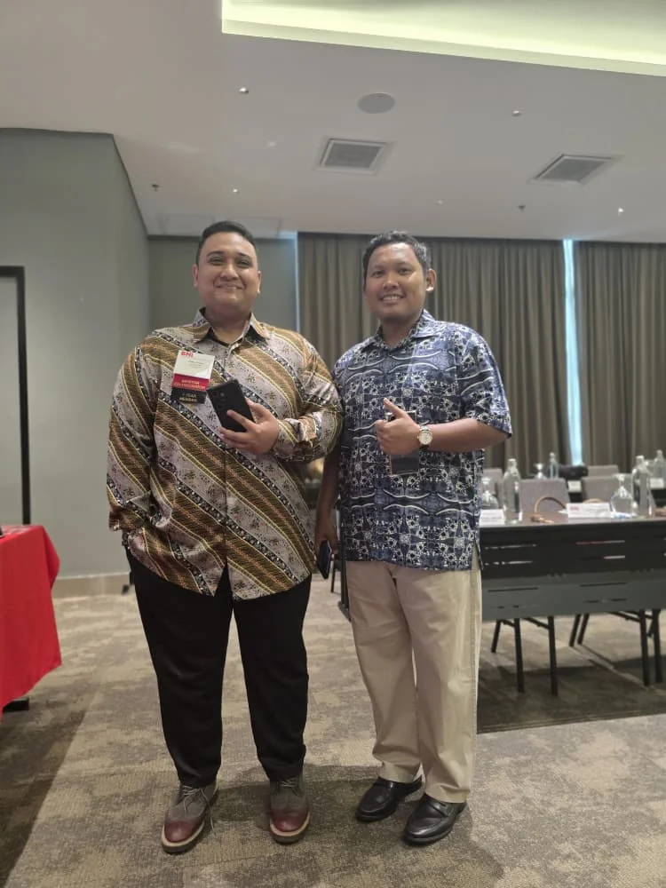 Dua peserta lelaki bergambar bersama