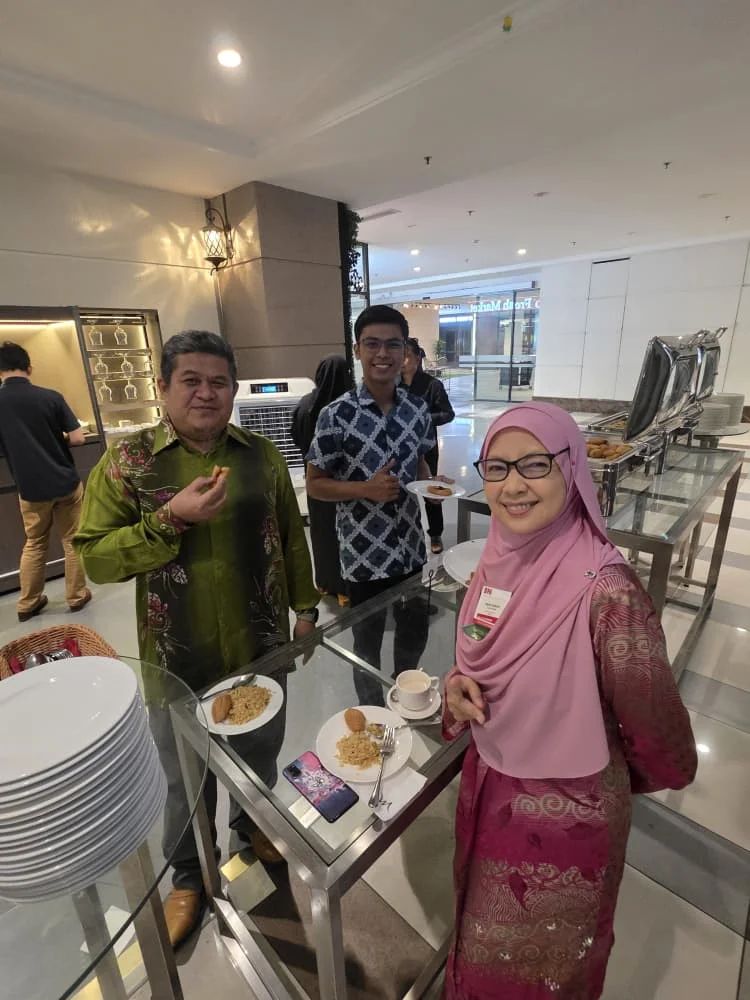 Peserta beramah mesra di meja makan