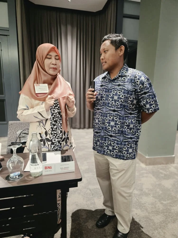 Peserta berbual semasa sesi networking