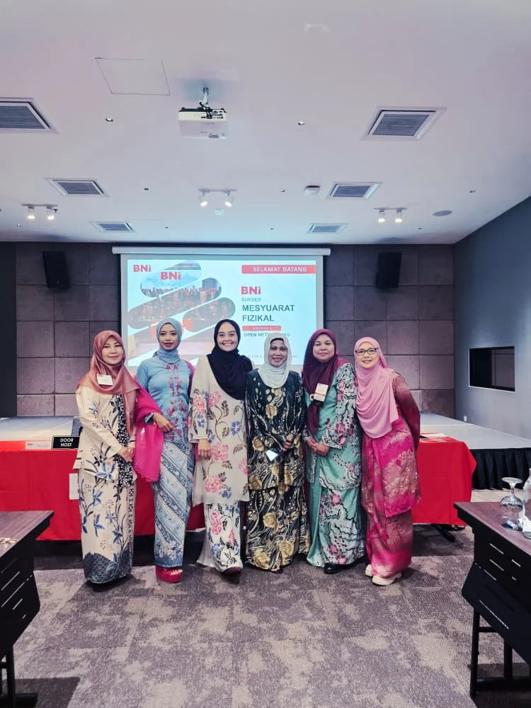 Peserta bergambar di hadapan pentas